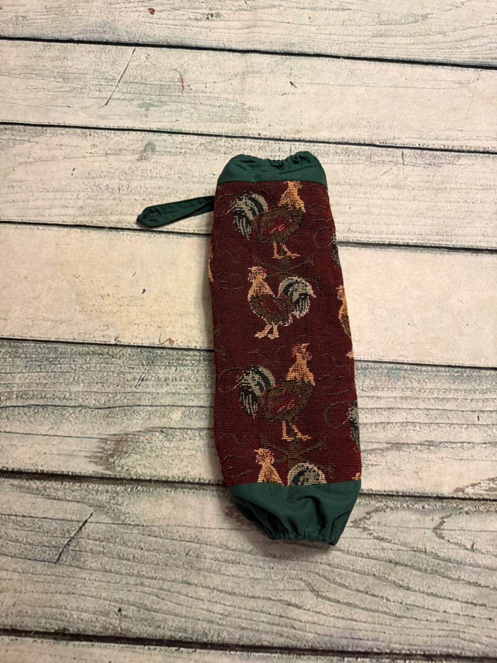 Sacsoc rooster tapestry plastic bag holder is a rustic farmhouse style dispenser